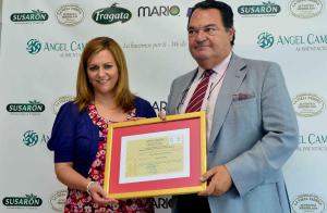 María Jesús Serrano entrega el distintivo a la empresa Ángel Camacho Alimentación