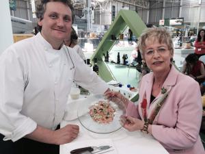 Elena Víboras junto al chef encargado de la demostración de cocina en vivo
