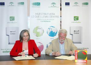 La directora general de Extenda-Agencia Andaluza de Promoción Exterior, Teresa Sáez, y el presidente de la Interprofesional de la Aceituna de Mesa (Interaceituna), Ricardo Serra firman el convenio