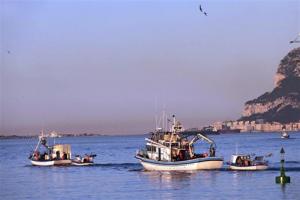 El rey apoya a los pescadores en Algeciras, que le piden que interceda ante el Gobierno