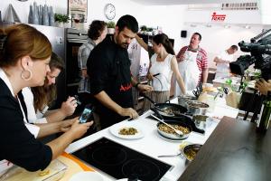 Los ganadores del `II Concurso de Cocina de Hungría´ aprenden a preparar un auténtico menú andaluz
