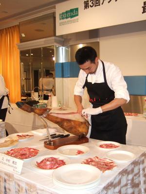 Un centenar de expertos gastronómicos asisten a la final del tercer Concurso de Cortadores de Jamón Ibérico en Japón