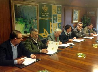 Los alcaldes representantes de cinco GDR de la provncia firman los acuerdos con el presidente de Caja Rural del Sur y Fundación