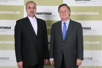 A la izquierda, el embajador de Irán, Morteza Saffari Natanzi, a la derecha, el presidente de la Asociación de Exportadores e Industriales de Aceituna de Mesa, José Manuel Rodríguez Bordallo 