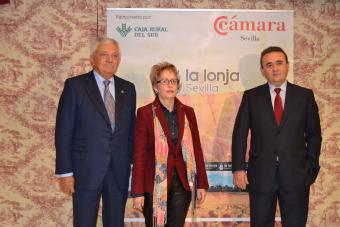 El director general de Caja Rural del Sur, junto al presidente de la Lonja de Cereales y de la Cámara de Comercio de Sevilla y la consejera de Agricultura