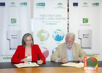 La directora general de Extenda-Agencia Andaluza de Promoción Exterior, Teresa Sáez, y el presidente de la Interprofesional de la Aceituna de Mesa (Interaceituna), Ricardo Serra firman el convenio