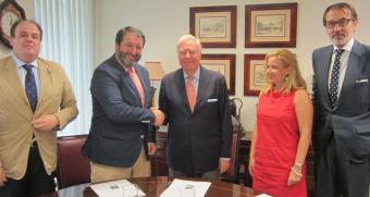 El alcalde de Carmona y el presidente de Caja Rural del Sur y su Fundación firmaron el acuerdo de apoyo a la Feria Agroporc