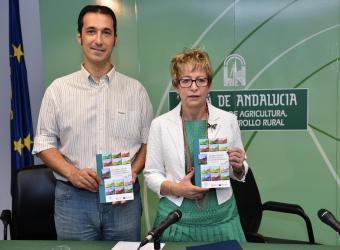 La consejera Elena Víboras y el autor de la guía, Raúl Puente