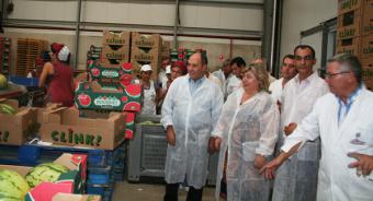 Aguilera visita la Cooperativa de Productores del Campo en Alcalá del Río