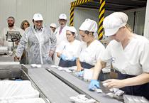 El consejero de Empleo visita las instalaciones de la fábrica de Inés Rosales en Huévar del Aljarafe