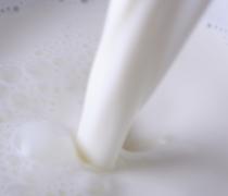 El precio en origen de la leche en España cayó un 0,68% en mayo