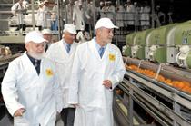 El presidente de la Junta visita la planta productora de zumos de García Carrión en Villanueva de los Castillejos