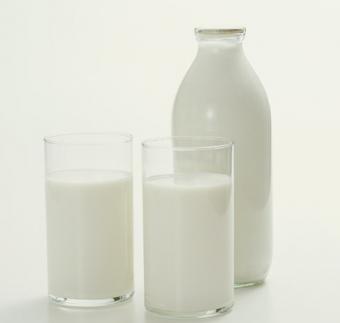La industria láctea lusa denuncia una campaña de descuentos en la leche española